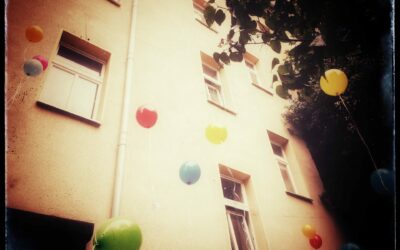 DU FEHLST – Bunte Luftballons zum Gedenken in Erfurt